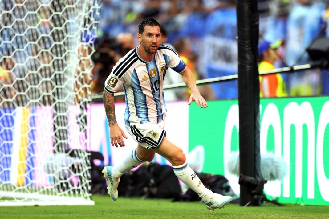 Jugadores de la Selección argentina en el campo durante un partido del Mundial 2026