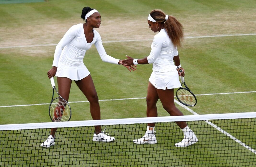 Serena Williams en la cancha de Wimbledon durante su participación en singles