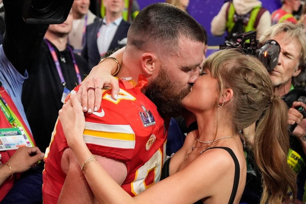 Taylor Swift y Travis Kelce en un evento público