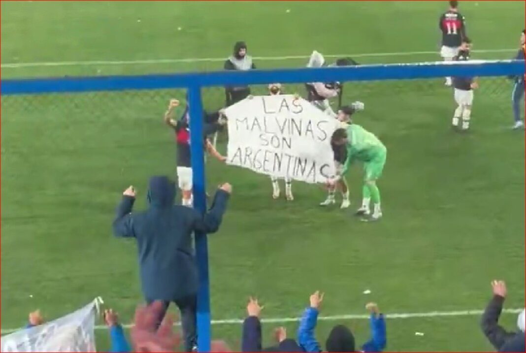 Jugadores de Tigre sostienen una bandera con la inscripción 'Las Malvinas son argentinas' en el campo de juego