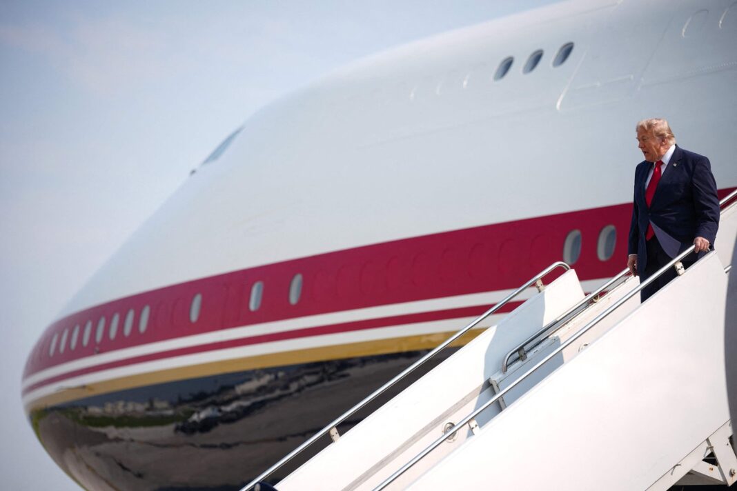 Nuevo Air Force One con librea roja, blanca, azul oscuro y detalles dorados en pista de aterrizaje