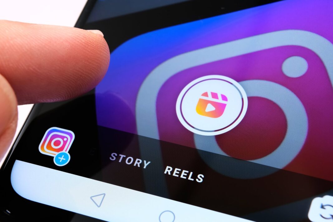 Logo de Meta y logotipos de Facebook e Instagram sobre fondo azul