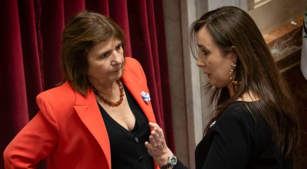 Fotografía de Victoria Villarruel y Patricia Bullrich en el Senado