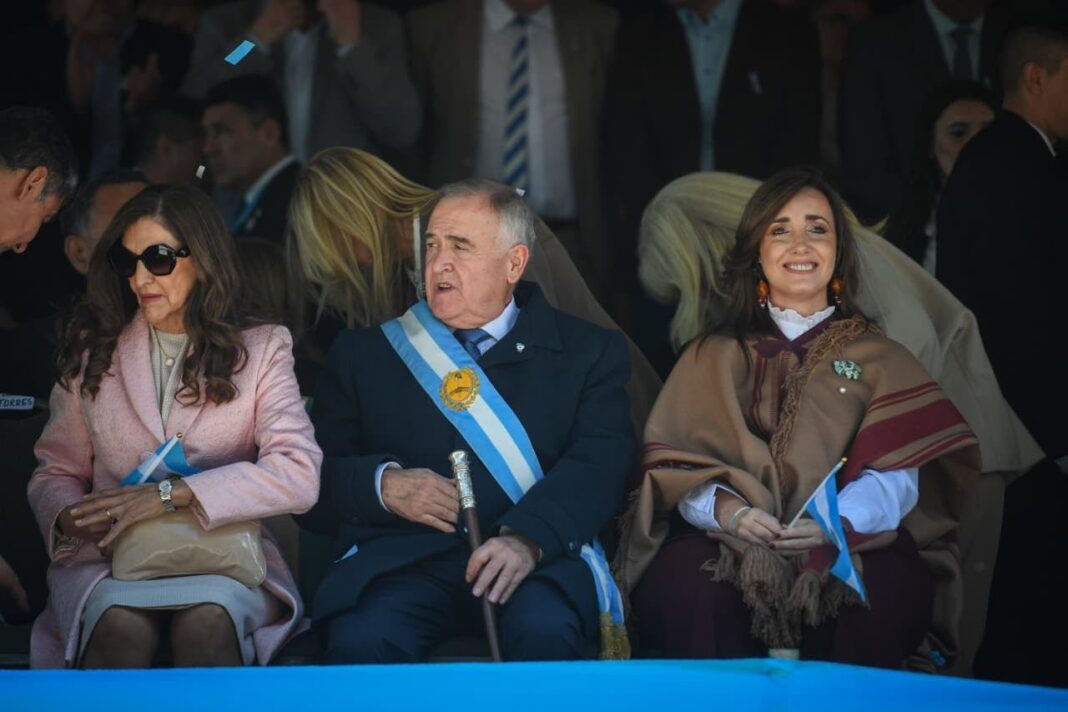 Villarruel y Jaldo durante el desfile cívico militar en Tucumán