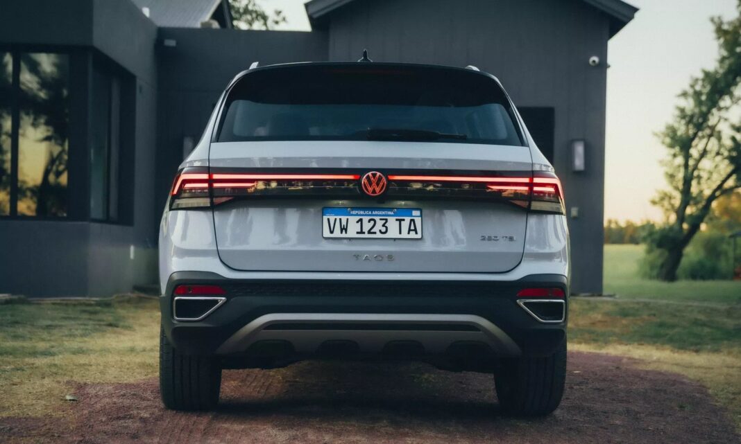 Volkswagen Taos Highline 2024 en vista frontal