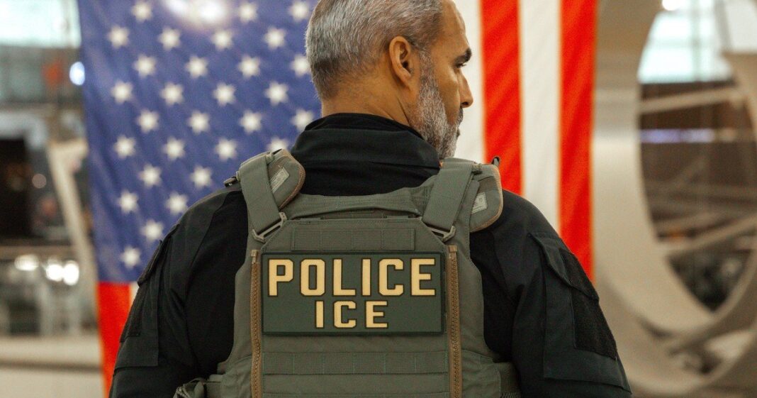 Abogado de inmigración hablando en una entrevista sobre documentos legales y detenciones de ICE