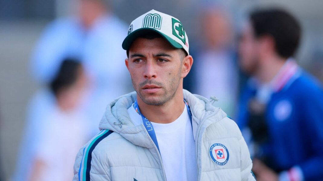 Erik Lira, mediocampista de Cruz Azul, durante un partido