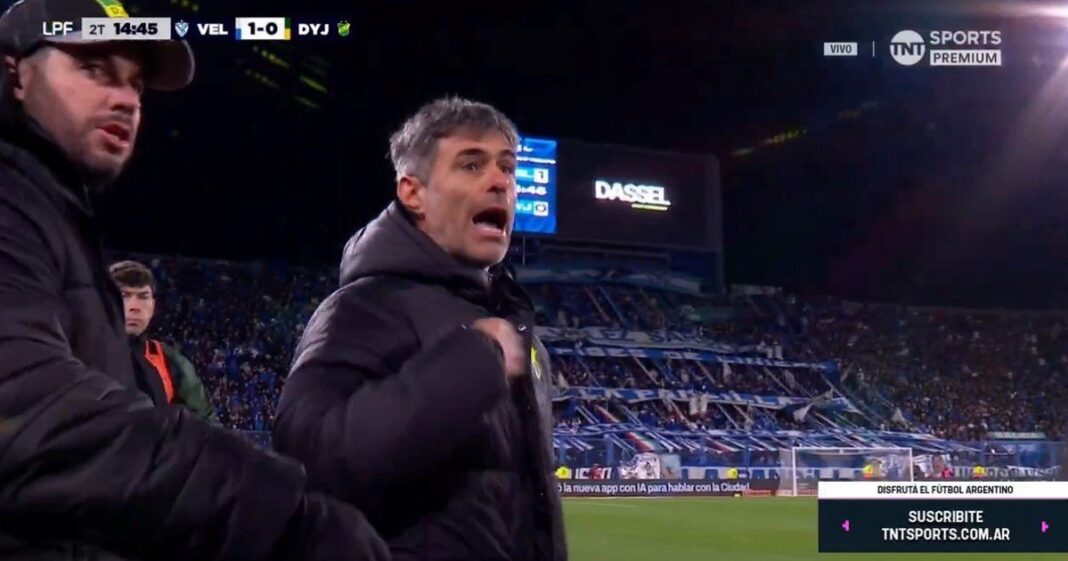 Guillermo Barros Schelotto y Julio Vaccari durante el cruce posterior al partido
