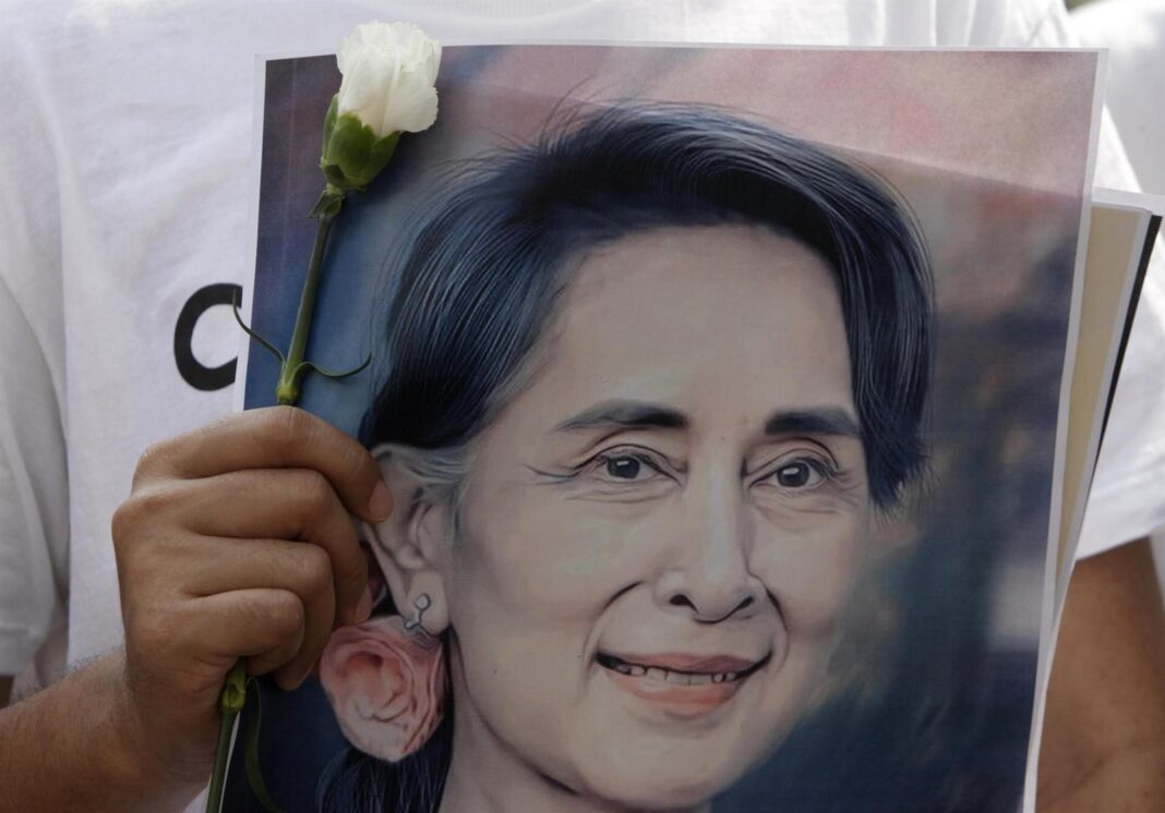 Aung San Suu Kyi en una reunión con el CICR