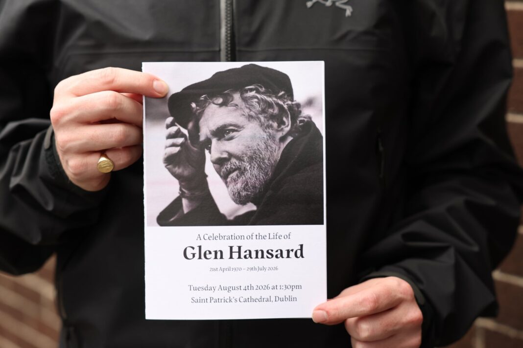 Multitud en el funeral de Glen Hansard en Dublín
