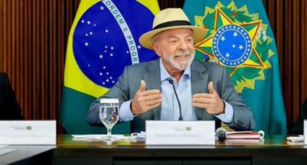 Banderas de Brasil y Estados Unidos