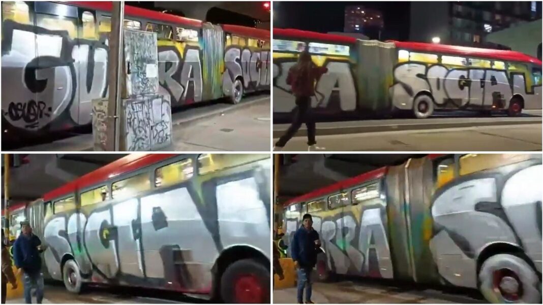 Bus de TransMilenio vandalizado con grafiti en Bogotá
