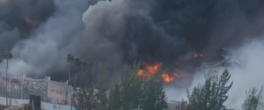 Columna de humo sobre el área del incendio Radio Tower Fire en Miami-Dade