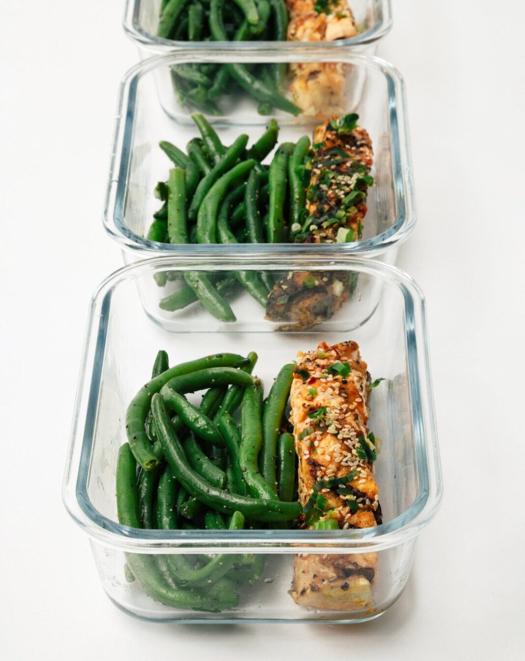 Plato con comida saludable variada