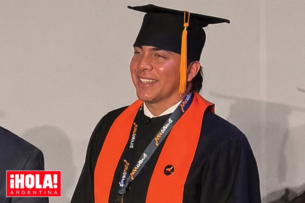 Cristian Castro en su ceremonia de graduación de secundaria