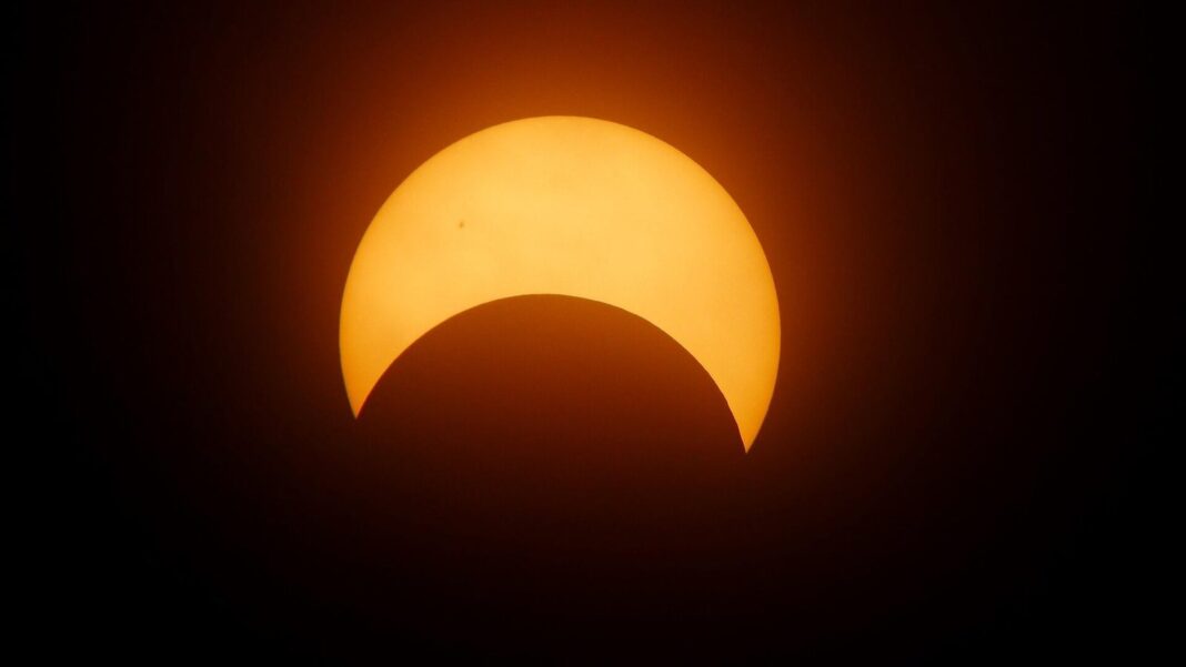 Eclipse solar total visto desde el espacio