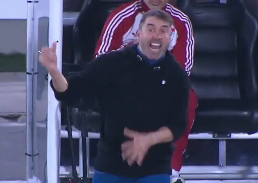 Eduardo Coudet y Rafael Santos Borré durante el partido entre River Plate e Independiente Santa Fe