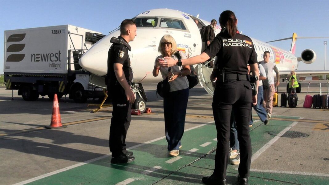 Pasajeros en aeropuerto con controles fronterizos