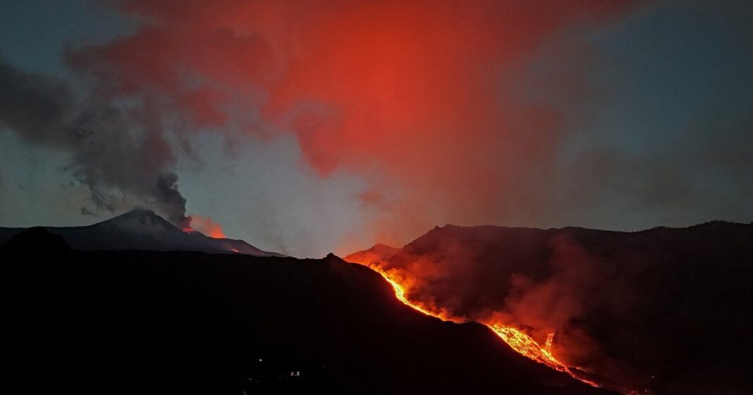 Vista del Monte Etna en erupción con columna de ceniza