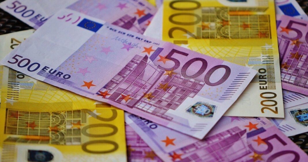 Billetes de euro y bolívares en Venezuela