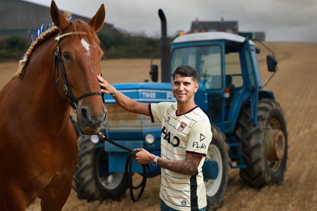 Exequiel Palacios durante su presentación con el Ipswich Town