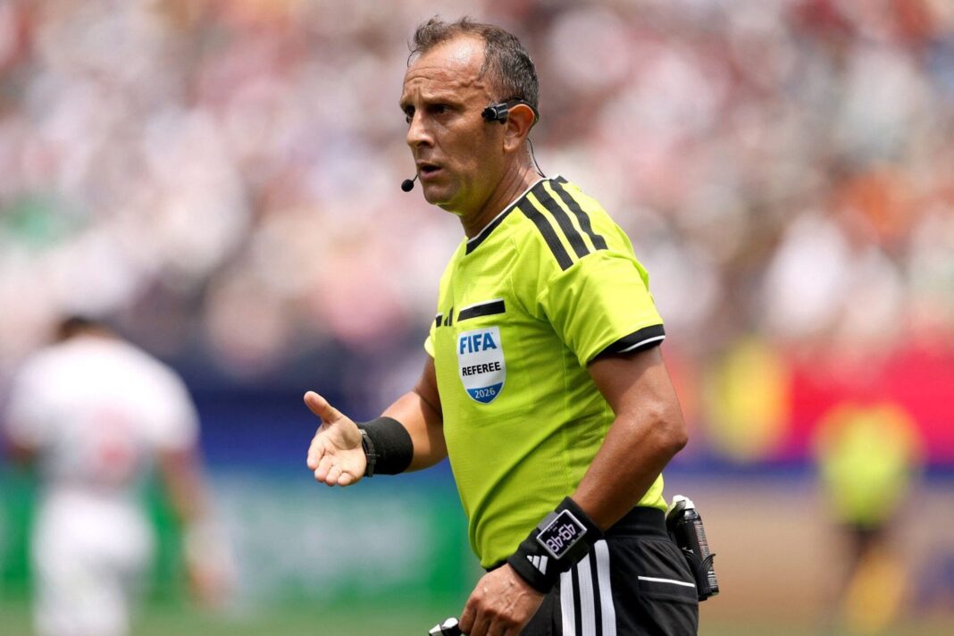 Árbitro de fútbol con tarjeta amarilla en un partido del Torneo Clausura 2026