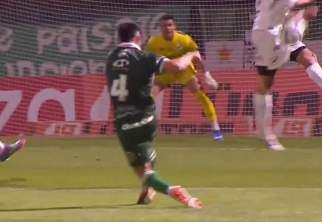 Jugada del partido entre Ferro y All Boys por la Primera Nacional