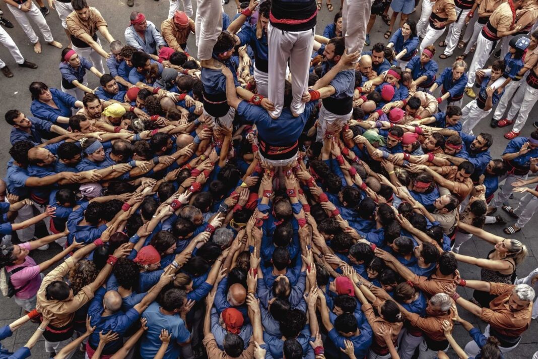 Castellers de la Vila de Gràcia preparan una torre humana durante las Fiestas de Gracia