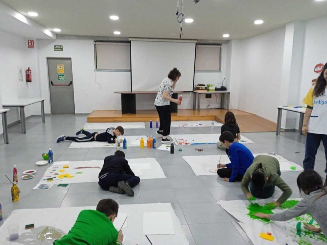 Niños con discapacidad en un aula escolar