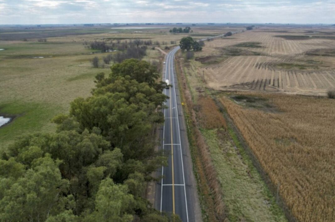 Ruta nacional con cartel de peaje