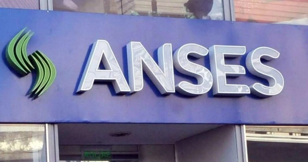 Personas mayores en una oficina de ANSES