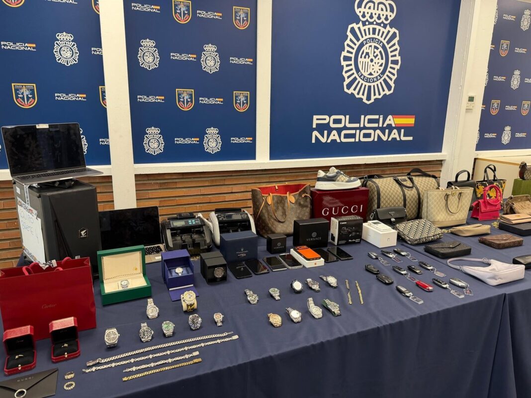 Agente de la Policía Nacional durante una intervención del GRACO