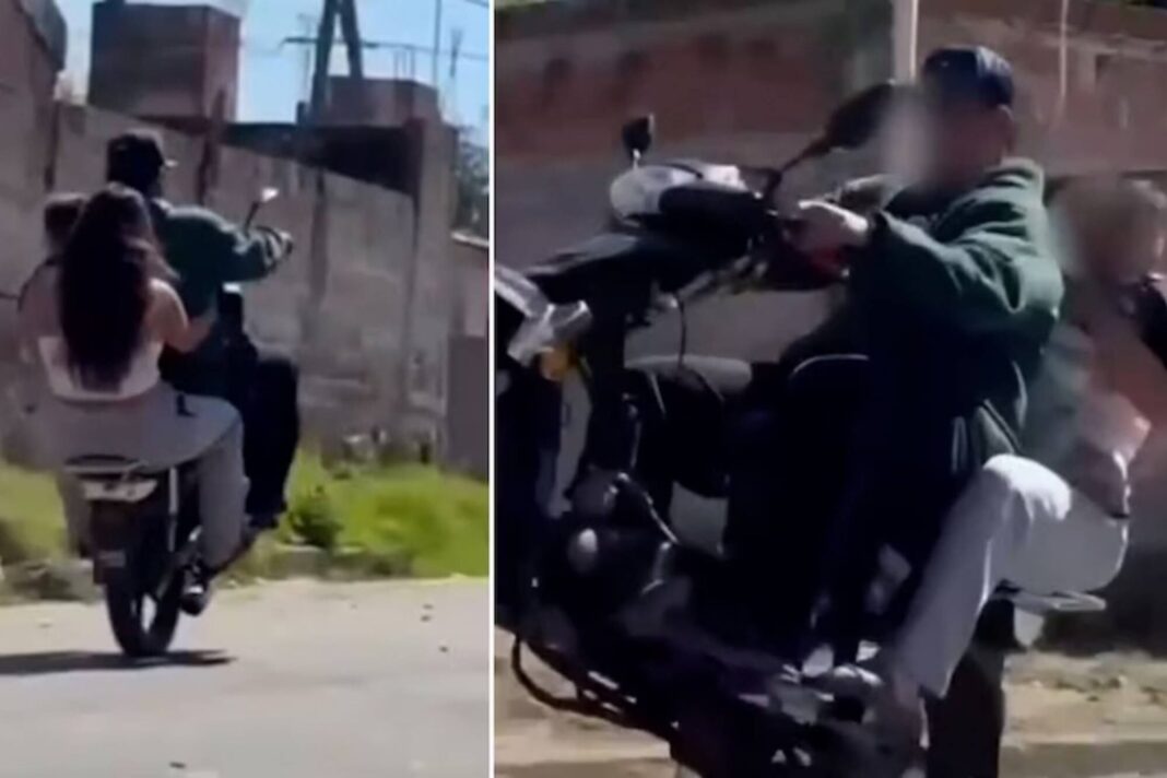 Captura de video de una moto haciendo wheelie con tres ocupantes sin casco en Catamarca