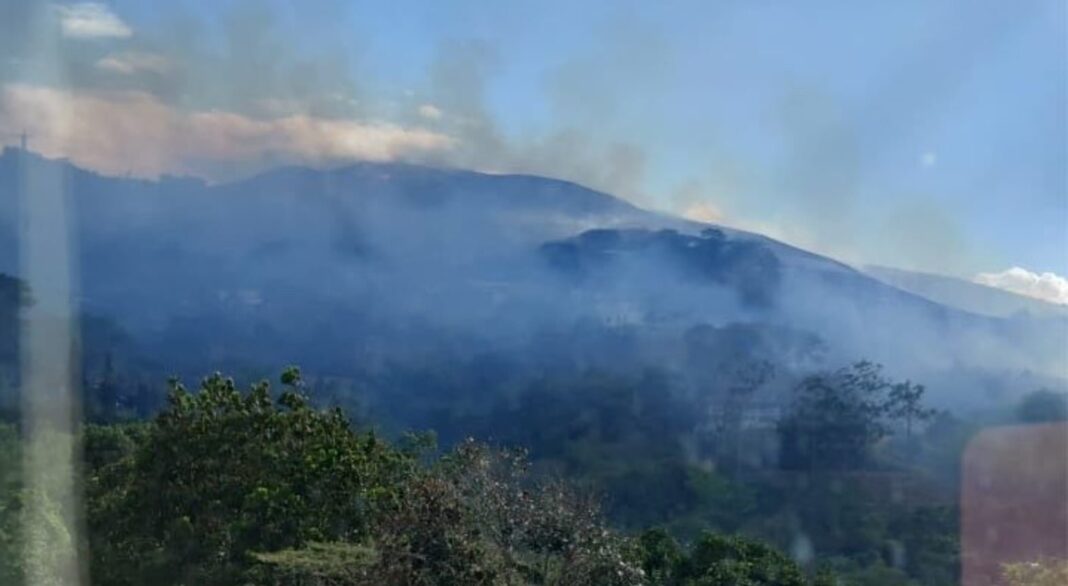 Incendio en la vía a Cristo Rey en Cali