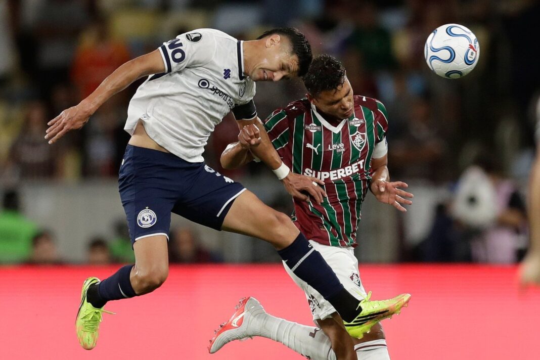 Jugadores de Independiente Rivadavia y Fluminense en el estadio Maracaná durante el partido de la Copa Libertadores