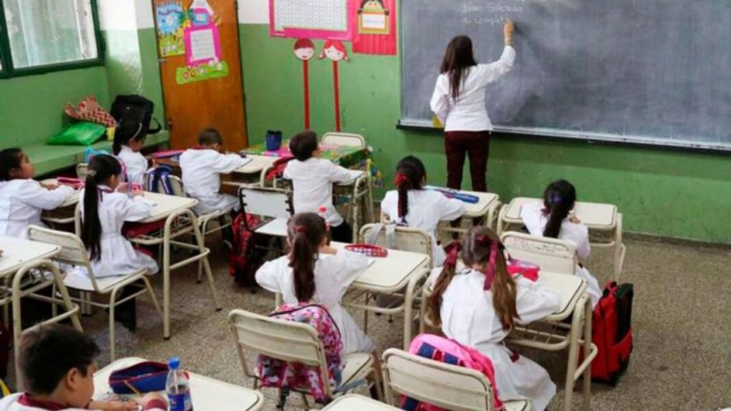 Docentes en un aula
