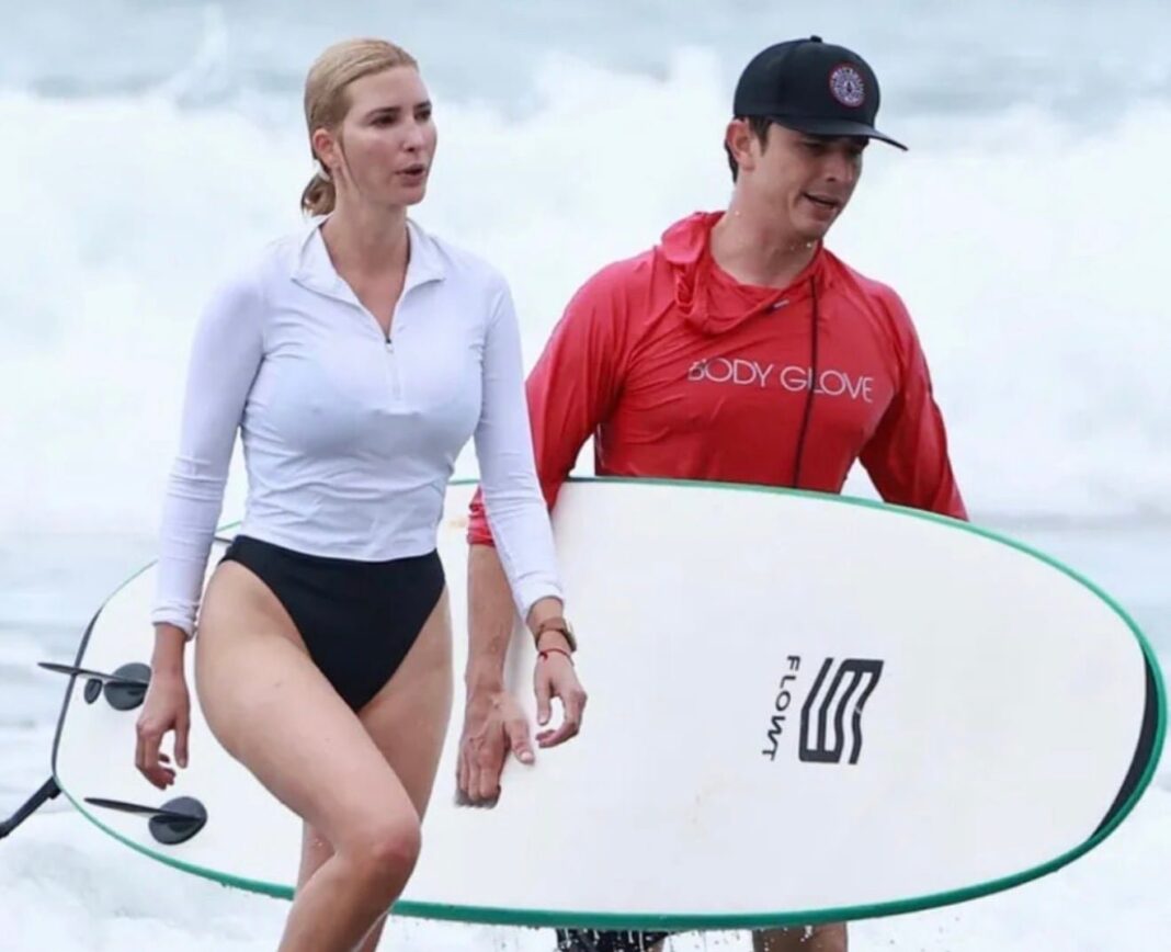 Ivanka Trump practicando surf en una playa de Costa Rica