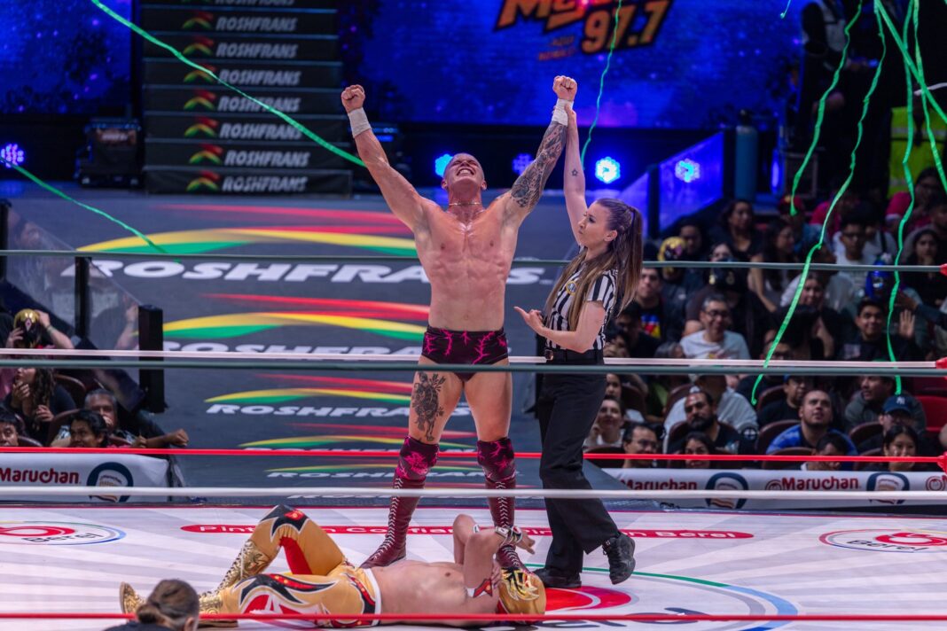 Kyle Fletcher y Máscara Dorada en el ring de la Arena México