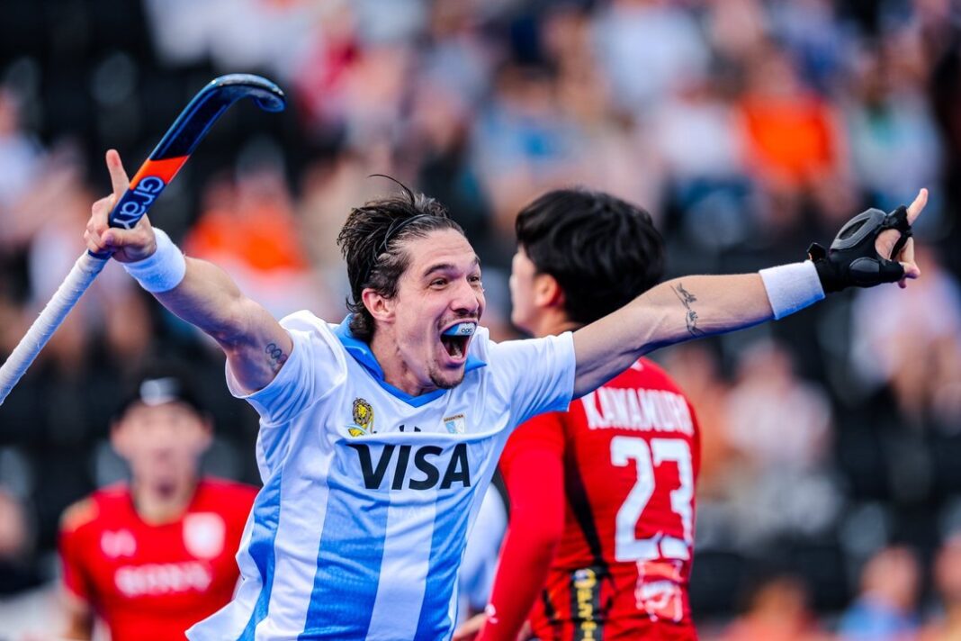 Jugadores de la Selección argentina de hockey celebran un gol ante Japón en el Mundial