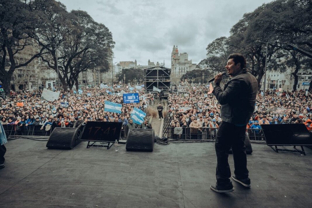 Multitud participando en la marcha Marcho por Jesús en Buenos Aires