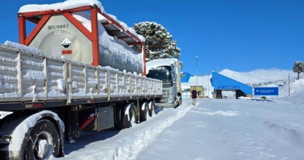 Ruta nevada en la Patagonia con un vehículo de emergencia