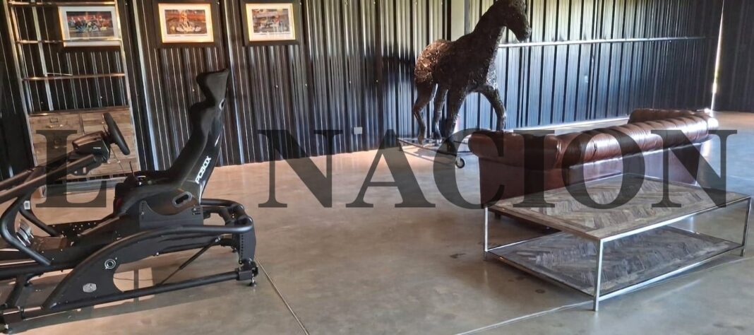 Interior de la mansión de Villa Rosa en Pilar con objetos personales