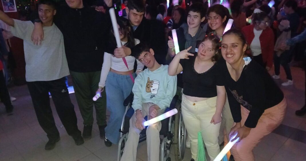 Personas bailando en el Primer Baile Inclusivo en el Quincho Bailable de José C. Paz