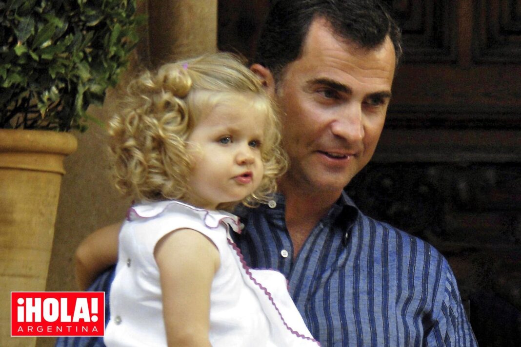 La princesa Leonor y la infanta Sofía en la recepción del Palacio de Marivent