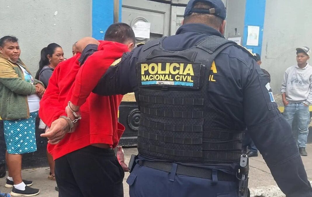 Policías de la PNC persiguen a un privado de libertad en una calle de Jalapa, Guatemala