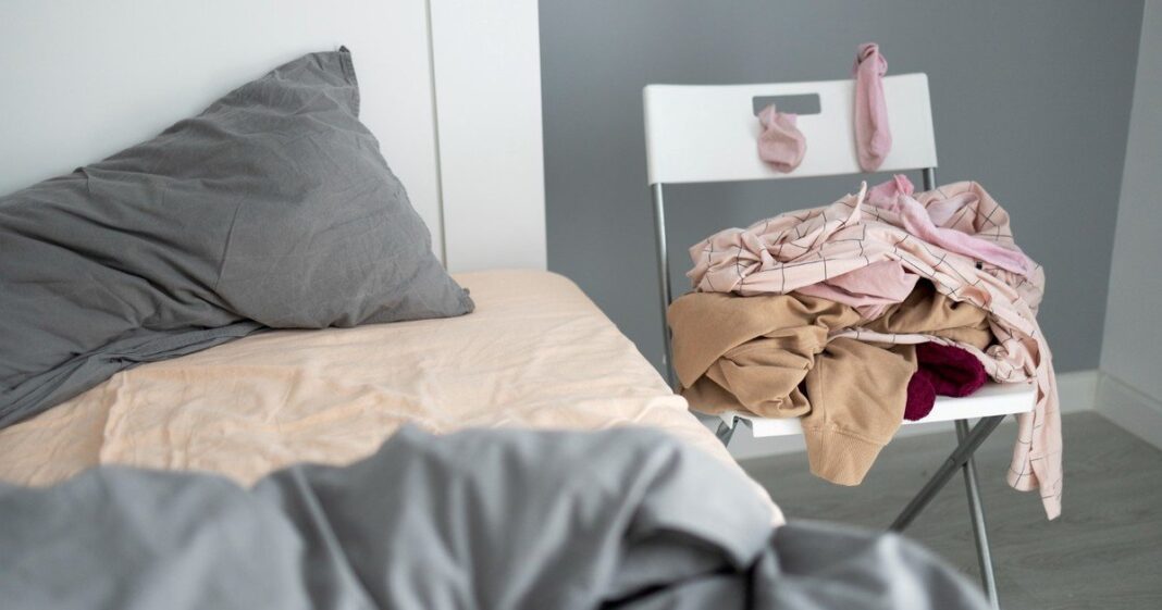 Ropa doblada sobre una silla en una habitación