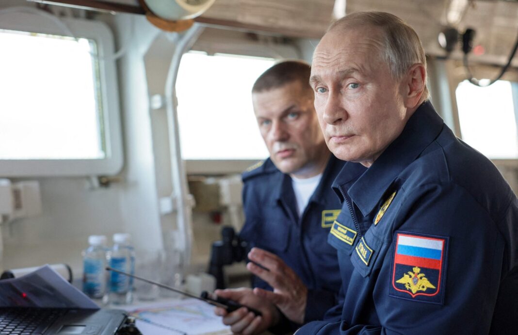 Vladimir Putin en una planta procesadora de pescado en la isla Iturup