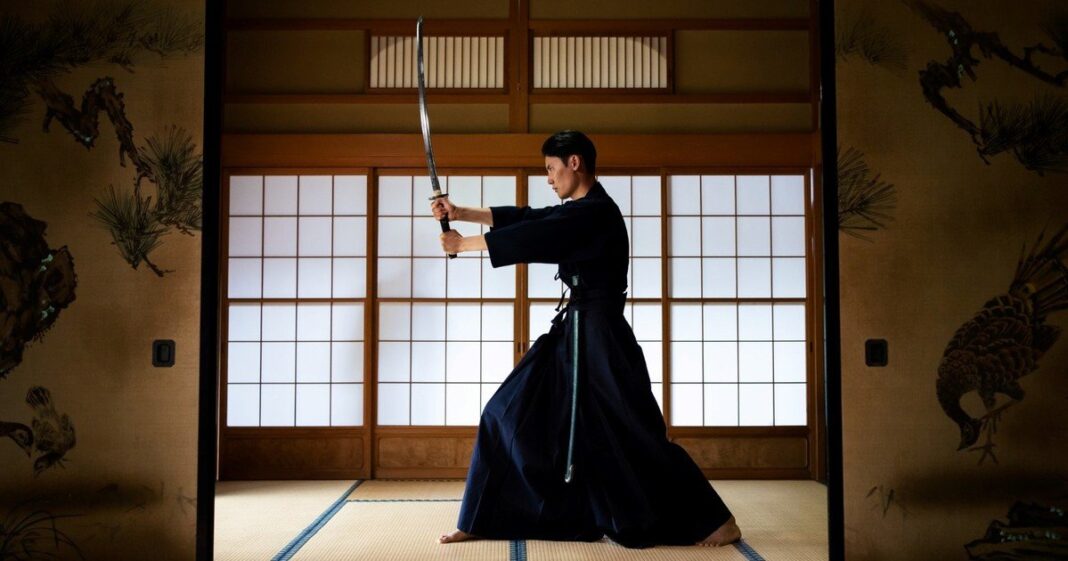 Espada japonesa tradicional con fuego de fondo