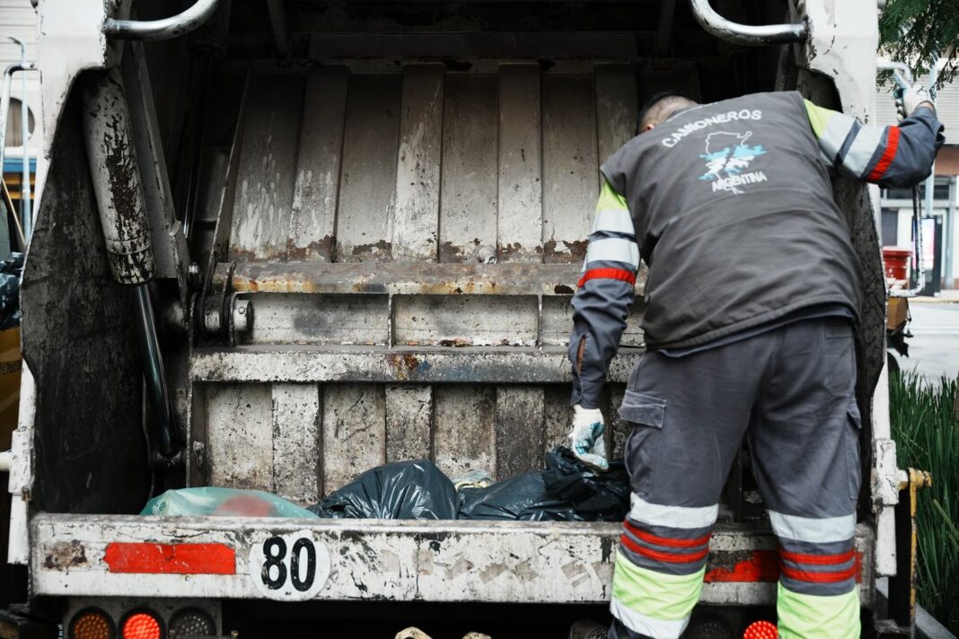 Camión de basura de la Municipalidad de Fernández en un basural