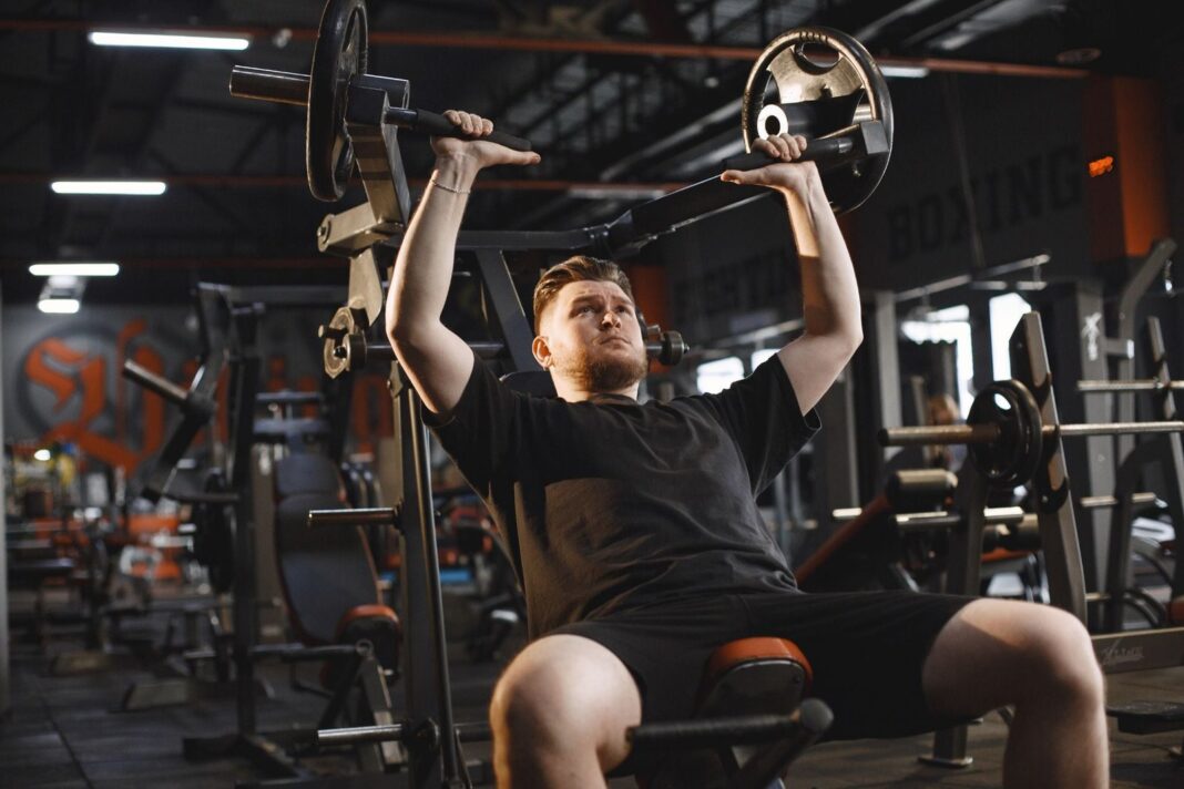 Hombre joven haciendo ejercicio en un gimnasio